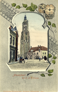 12922 Gezicht op de Varkensmarkt met bebouwing en publiek te Amersfoort uit het zuidoosten; met links de voorgevel van ...